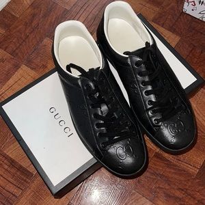 Gucci low top men’s Ace GG embossed sneakers